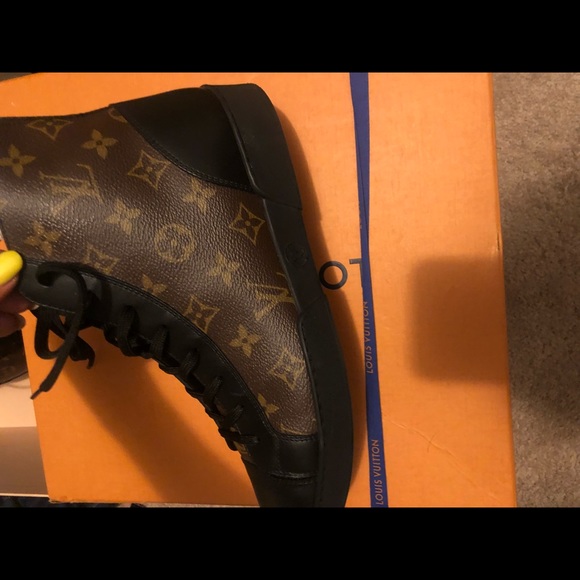 Louis Vuitton sneaker size 6 1/2 - Picture 3 of 3